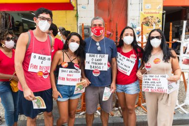 Salvador, Bahia, Brezilya - 02 Ekim 2021: Protestocu, Salvador kentinde Başkan Jair Bolsonaro 'ya karşı düzenlenen bir gösteri sırasında bir poster taşıdı..