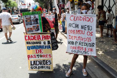 Salvador, Bahia, Brezilya - 02 Ekim 2021: Protestocu, Salvador kentinde Başkan Jair Bolsonaro 'ya karşı düzenlenen bir gösteri sırasında bir poster taşıdı..
