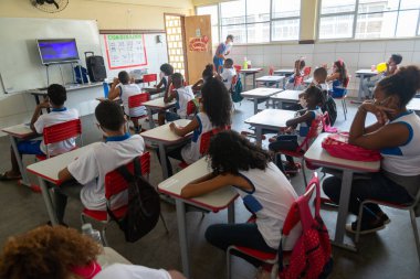Salvador, Bahia, Brezilya - 14 Ekim 2021: Salvador, Bahia 'daki koronavirüs salgını sırasında yüzyüze derslere dönen öğrenciler.
