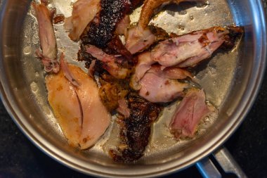 Tavada fırının üstünde tavuk eti kızartılıyor. Salvador, Bahia, Brezilya.