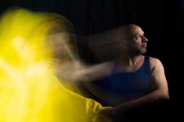 Bir bayanın paçavrayı hareket ettirdiğine dair anlık bir bakış açısı. Uzun pozlama, hareket bulanıklığı. Salvador, Bahia, Brezilya.