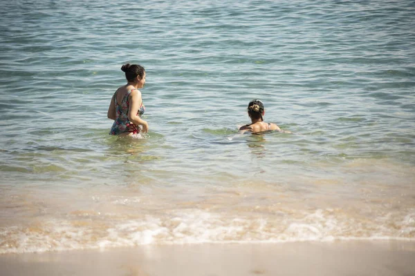 Mother Daughter Bikini Entering Water Porto Barra Beach Salvador Bahia — Stockfoto