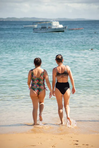 Anne Kız Bikinili Olarak Salvador Bahia Daki Porto Barra Plajına — Stok fotoğraf
