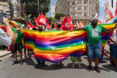 Salvador, Bahia, Brezilya - 02 Ekim 2021: Salvador kentinde Başkan Jair Bolsonaro 'ya karşı düzenlenen bir gösteri sırasında protestocu bayrak taşıdı.