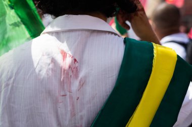Salvador, Bahia, Brezilya - 02 Ekim 2021: Salvador kentinde Başkan Jair Bolsonaro 'ya karşı düzenlenen bir gösteri sırasında protestocu bayrak taşıdı.