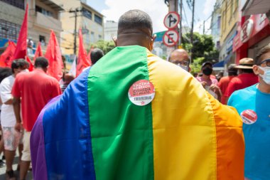 Salvador, Bahia, Brezilya - 02 Ekim 2021: Salvador kentinde Başkan Jair Bolsonaro 'ya karşı düzenlenen bir gösteri sırasında protestocu bayrak taşıdı.