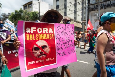 Salvador, Bahia, Brezilya - 02 Ekim 2021: Protestocu, Salvador kentinde Başkan Jair Bolsonaro 'ya karşı düzenlenen bir gösteri sırasında bir poster taşıdı..