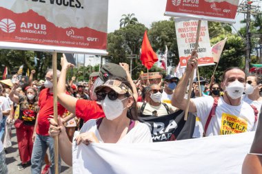 Salvador, Bahia, Brezilya - 02 Ekim 2021: Salvador kentinde Başkan Jair Bolsonaro 'ya karşı düzenlenen bir gösteri sırasında protestocu bayrak taşıdı.