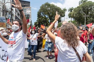 Salvador, Bahia, Brezilya - 02 Ekim 2021: Salvador kentinde Başkan Jair Bolsonaro 'ya karşı düzenlenen bir gösteri sırasında protestocu bayrak taşıdı.