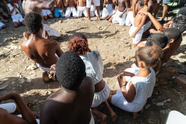 Santo Amaro, Bahia, Brezilya - 24 Temmuz 2022: Nego Fugido kültür etkinliği üyeleri Acupe, Santo Amaro, Bahia 'da köleliğin sona ermesi için bir grupta dans edip şarkı söylüyorlar.