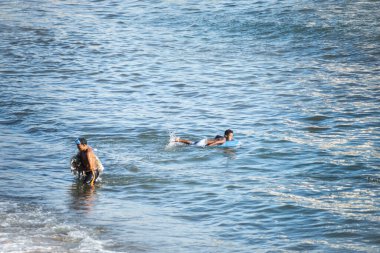 Salvador, Bahia, Brezilya - 01 Kasım 2021: Salvador, Bahia 'daki Rio Vermelho plajında balıkçı ağıyla denizden ayrılıyor.