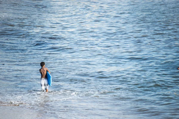 Salvador Bahia Brazil November 2021 Surfer Entering Water Rio Vermelho — Stockfoto