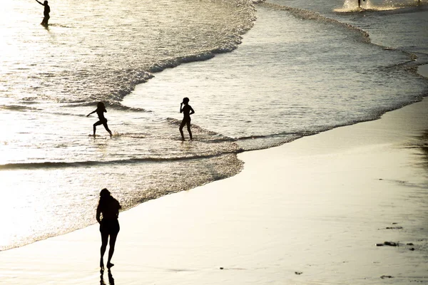 ลวาดอร บาเฮ บราซ พฤศจ กายน 2021 คนเด นบนทรายของหาดร เวอร เมลโฮในซ — ภาพถ่ายสต็อก