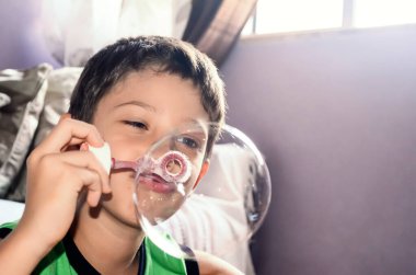 Sabun köpüğü üfleyen bir çocuğun portresi. Salvador, Bahia, Brezilya.