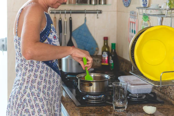 Young Woman Making Food Pan Green Plastic Spatula — Fotografia de Stock