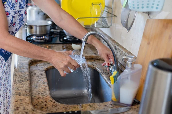 Giovane Donna Lavaggio Tazza Vetro Nel Lavello Della Cucina — Foto Stock