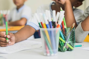 Salvador, Bahia, Brezilya - 16 Aralık 2014: Öğrenci el yazısının renkli kalemlerle çizimi. Salvador, Bahia, Brezilya.