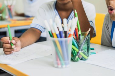 Salvador, Bahia, Brezilya - 16 Aralık 2014: Öğrenci el yazısının renkli kalemlerle çizimi. Salvador, Bahia, Brezilya.