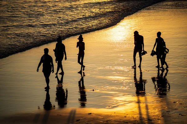 Salvador Bahia Brazilië November 2021 Mensen Wandelen Divertindo Het Strand — Stockfoto