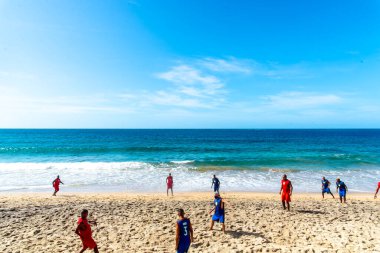 Salvador, Bahia, Brezilya - 20 Şubat 2022: Erkekler Salvador, Bahia, Brezilya 'daki Farol da Barra plaj cephesinde plaj futbolu oynuyorlar.