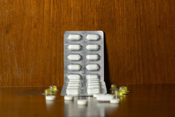 Eenvoudige Stapel Van Witte Gele Pillen Medicijnen Pillen Gestapeld Bruine — Stockfoto
