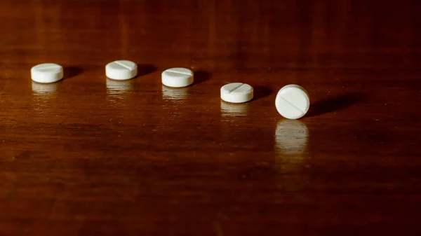 Jednoduchá Hromada Bílých Pilulek Léků Pilulek Navršených Hnědém Pozadí Zdravotnické — Stock fotografie