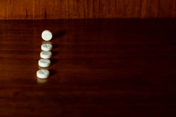 Simple Pile White Pills Medicines Pills Stacked Brown Background Medical — Φωτογραφία Αρχείου