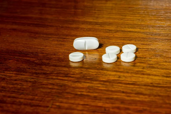 Jednoduchá Hromada Bílých Pilulek Léků Pilulek Navršených Hnědém Pozadí Zdravotnické — Stock fotografie