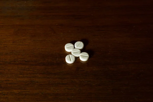 Eenvoudige Stapel Witte Pillen Medicijnen Pillen Gestapeld Bruine Achtergrond Medische — Stockfoto