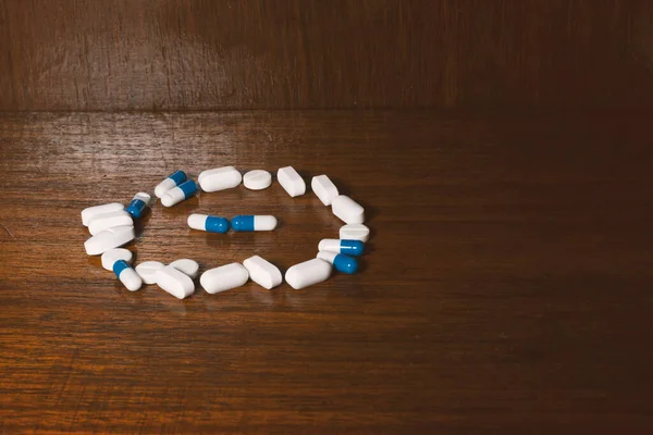 Simple Pile White Blue Pills Medicines Pills Stacked Brown Background — Stockfoto
