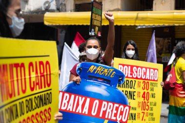 Salvador, Bahia, Brezilya - 02 Ekim 2021: Protestocu, Salvador kentinde Başkan Jair Bolsonaro 'ya karşı düzenlenen bir gösteri sırasında bir poster taşıdı..