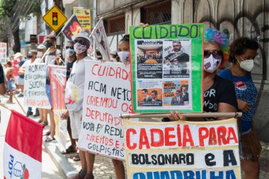 Salvador, Bahia, Brezilya - 02 Ekim 2021: Protestocu, Salvador kentinde Başkan Jair Bolsonaro 'ya karşı düzenlenen bir gösteri sırasında bir poster taşıdı..