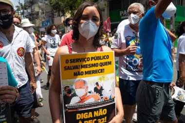 Salvador, Bahia, Brezilya - 02 Ekim 2021: Protestocu, Salvador kentinde Başkan Jair Bolsonaro 'ya karşı düzenlenen bir gösteri sırasında bir poster taşıdı..