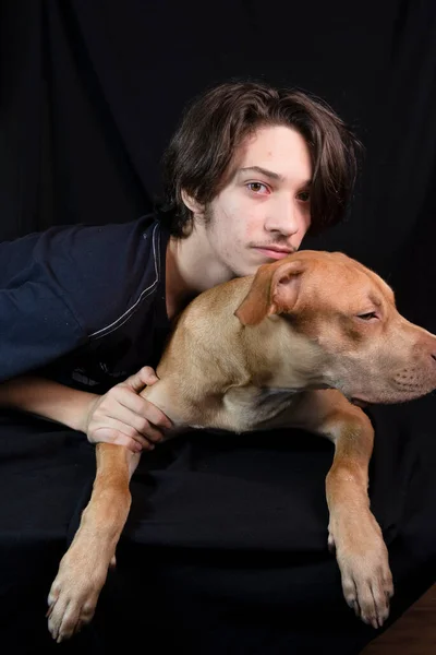 Portrait Young Man Caramel Colored Pitbull Dog Black Background City — ストック写真