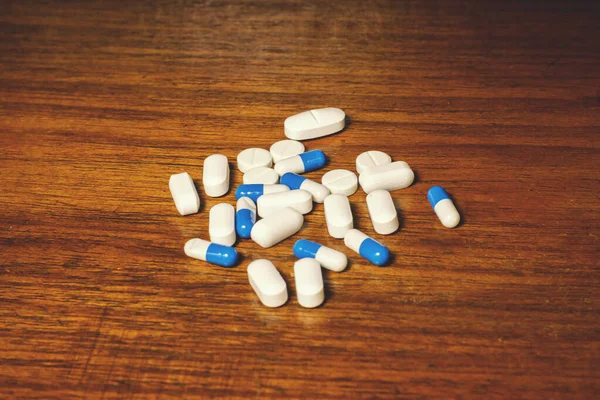 Simple Pile White Blue Pills Medicines Pills Stacked Brown Background — Fotografia de Stock