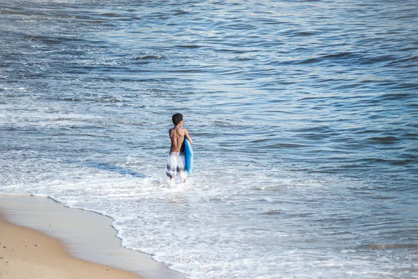 Salvador Bahia Brazil November 2021 Surfer Entering Water Rio Vermelho — Foto Stock
