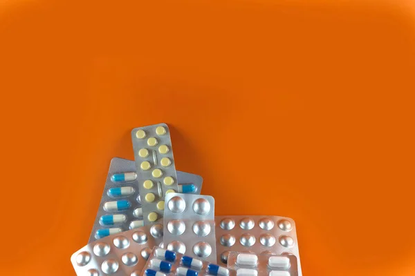 Картон Различных Таблеток Лекарств Таблеток Сложенных Оранжевом Фоне Медицинские Принадлежности — стоковое фото