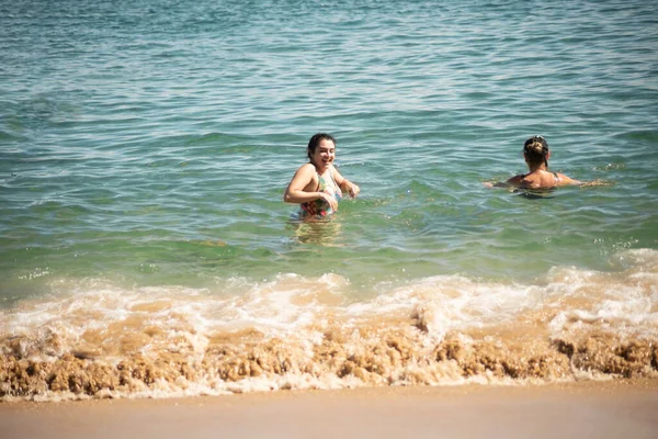 Mother Daughter Bikini Entering Water Porto Barra Beach Salvador Bahia — Foto Stock