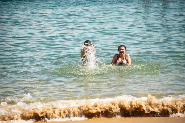 Zwei Frauen Planschen Strand Von Porto Barra Salvador Bahia — Stockfoto
