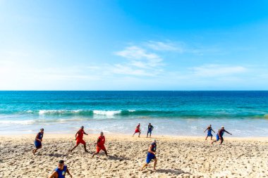 Salvador, Bahia, Brezilya - 20 Şubat 2022: Erkekler Salvador, Bahia, Brezilya 'daki Farol da Barra plaj cephesinde plaj futbolu oynuyorlar.