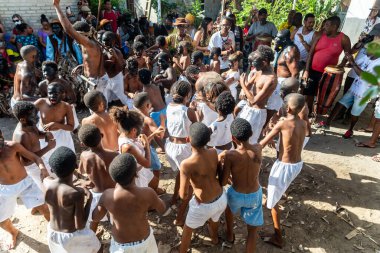 Santo Amaro, Bahia, Brezilya - 24 Temmuz 2022: Nego Fugido kültür etkinliği üyeleri Acupe, Santo Amaro, Bahia 'da köleliğin sona ermesi için bir grupta dans edip şarkı söylüyorlar.