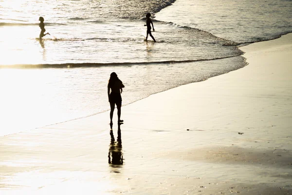 Salvador Bahia Brazylia Listopada 2021 Ludzie Spacerujący Piasku Plaży Rio — Zdjęcie stockowe