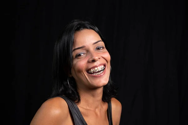 Портрет Молодої Жінки Чорній Футболці Посміхається Перед Камерою Чорному Тлі — стокове фото