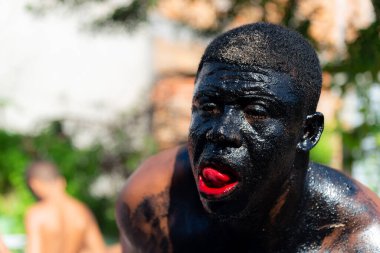 Santo Amaro, Bahia, Brezilya - 24 Temmuz 2022: Nego Fugido kültür etkinliği üyeleri Acupe, Santo Amaro, Bahia 'daki bir gösteri için ağızlarını kanla gösterdiler.