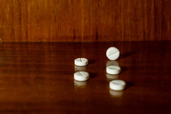 Simple Pile White Pills Medicines Pills Stacked Brown Background Medical — стоковое фото