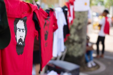 Salvador, Bahia, Brezilya - 20 Kasım 2021: Salvador şehrinde insanlar Bolsonaro hükümetini gömleklerle protesto ediyorlar.