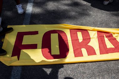 Salvador, Bahia, Brezilya - 20 Kasım 2021: Salvador şehrinde halk Bolsonaro hükümetine karşı bayraklarla protesto gösterisi düzenledi.