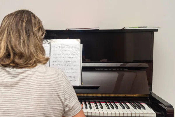 Vacker Brasiliansk Pianist Kvinna Röra Pianotangenter Spela Upprätt Piano Begreppet — Stockfoto