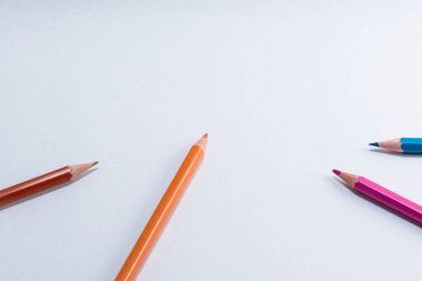 Beyaz arka planda izole edilmiş renkli tahta kalemler. Kapat.