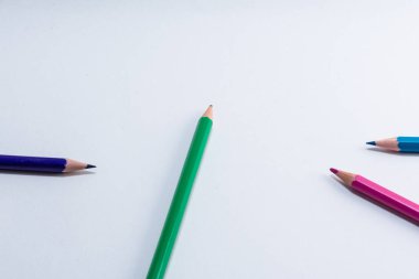 Beyaz arka planda izole edilmiş renkli tahta kalemler. Kapat.